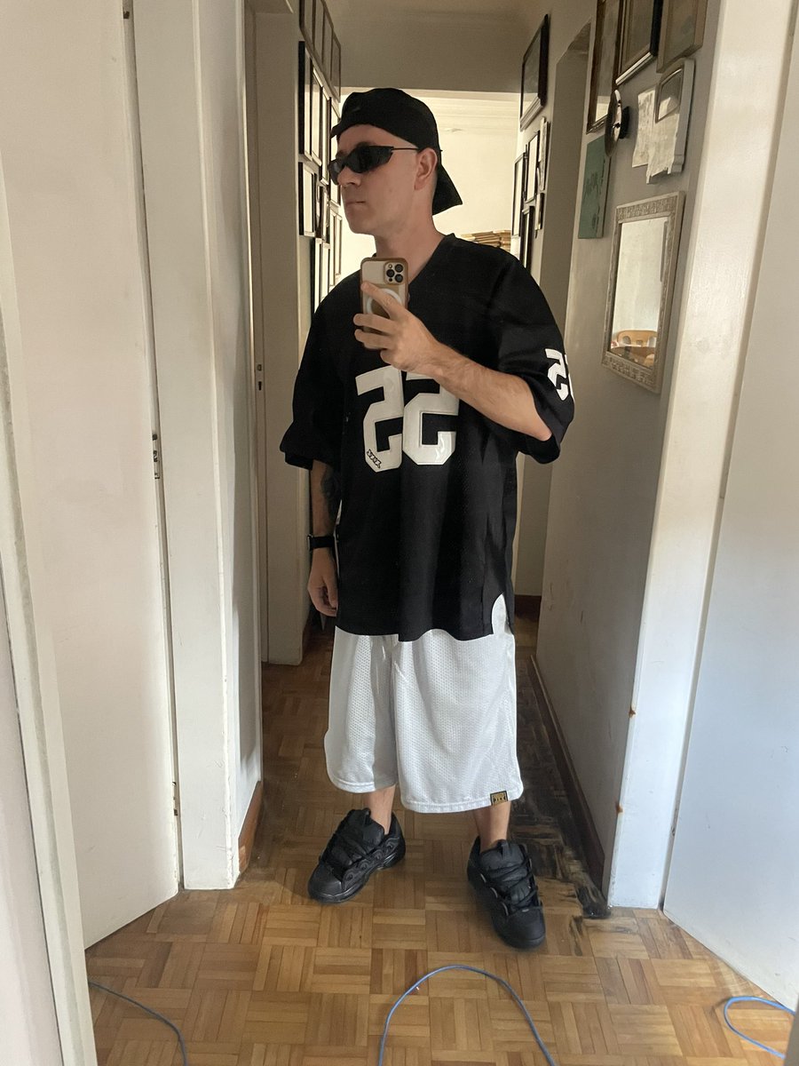 Skater Sagger INTL tweet media