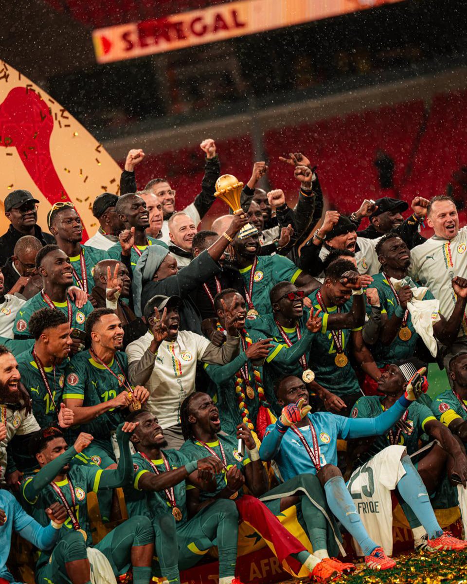 Félicitations <a href="/moussa_nkt/">Moussa Niakhaté</a>, le peuple lyonnais est fier de toi 🏆

Profite des célébrations au pays, on hâte de te retrouver ❤️💙