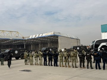 CorresponsalsMX's tweet photo. 🚨#ULTIMAHORA 
🇲🇽#MÉXICO REALIZA OTRA ENTREGA MASIVO DE CRIMINALES A #EEUU 🇺🇸
este martes 37 internos del penal del Centro Federal y de Readaptación Social #Altiplano, en Almoloya de Juárez fueron sacados y llevados al Aeropuerto Internacional de Toluca con el fin de entregarlos al país americano.
Este traslado se da en medio de un conflicto por parte de @realDonaldTrump para combartir la delincuencia y el #narcotráfico.
#internacional