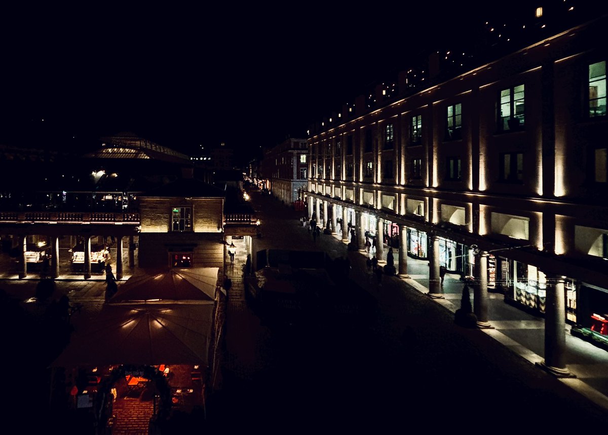 AledHall's tweet image. Dyma’r olygfa sydd gyda fi o’m ystafell newid yn y tŷ opera brenhinol Covent Garden…barod am sioe #3 o Turandot heno🤡

My dressing room view @rbo_org  of Covent Garden Piazza…all ready for show #3 of Turandot tonight🤡

I just love this place🙏🏻❤️

#Turandot
#Pang
#LoveMyJob👌🏼