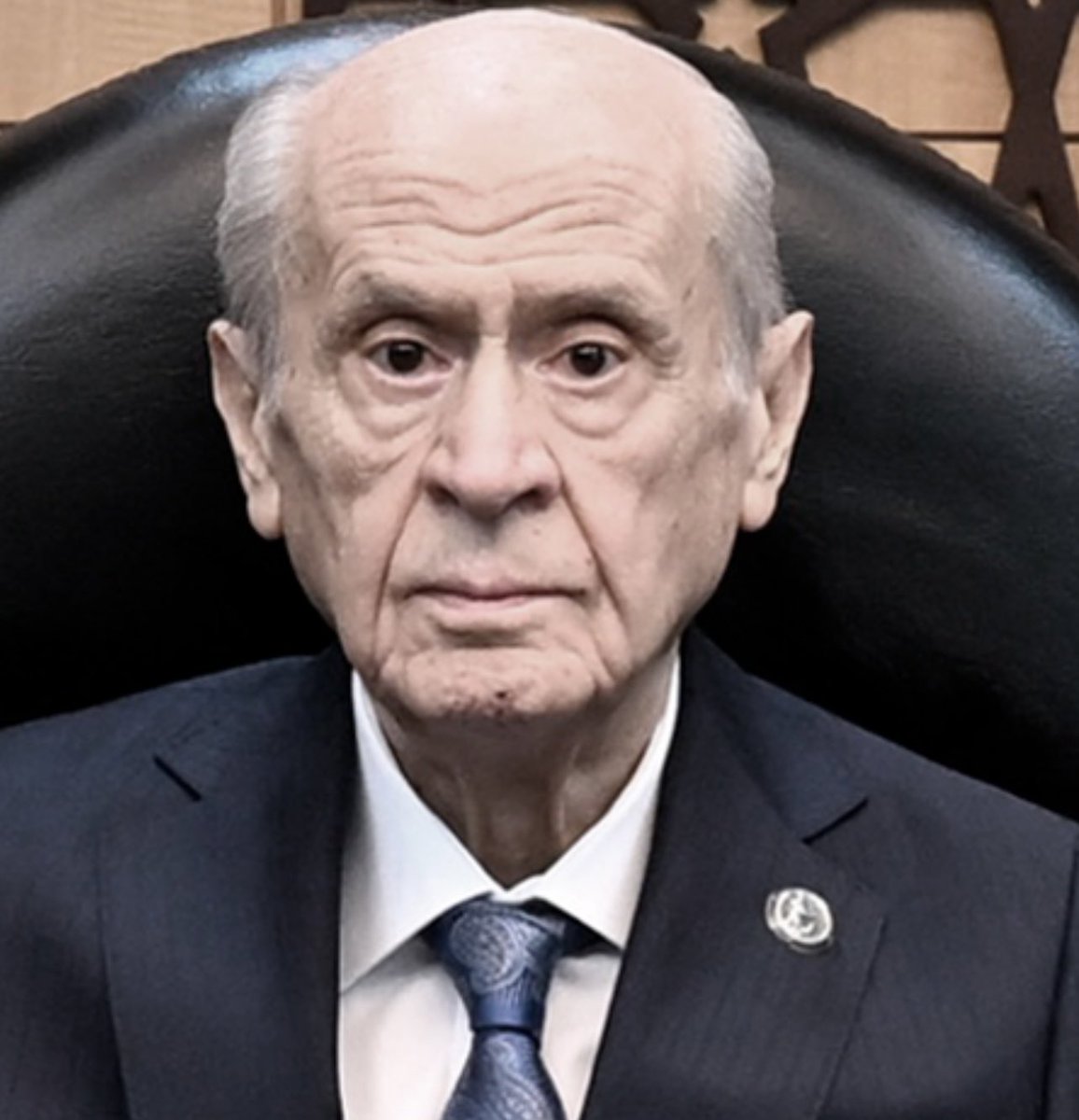 Senin “kurucu önder” dediğin teröristin itleri şanlı Türk bayrağını indirdi!
Ortalıkta abuk subuk konuşacağına, çık buna bir şey söylesene hadi, pabucumun milliyetçisi