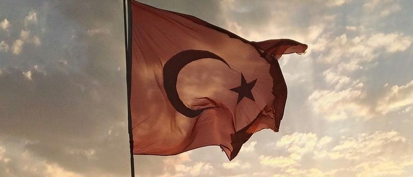 Al bayrağın gölgesi, vatansızlara haram olsun.