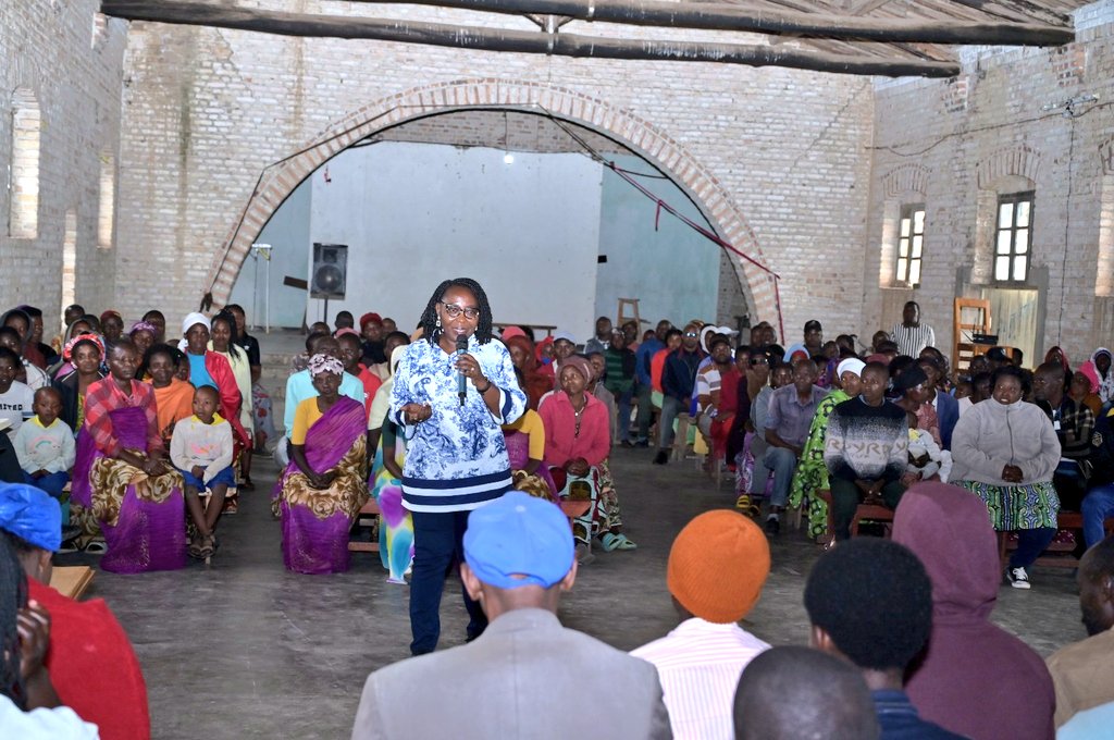 RuhangoDistrict's tweet photo. Harebwe ikiguzi cy'ibiryo by'amatungo niba kibereye aborozi, nyuma bakoranye inteko n'abaturage. Aborozi bagiriwe inama yo kugira bimwe bigomwa bakagaburira amatungo bihagije, hakaboneka ifumbire yo gukoresha mu mirima hanyuma umusaruro ukiyongera, kuko bizaba igisubizo. https://t.co/9vRyBSKCob