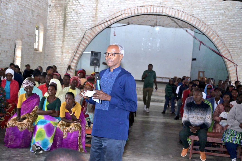 RuhangoDistrict's tweet photo. Harebwe ikiguzi cy'ibiryo by'amatungo niba kibereye aborozi, nyuma bakoranye inteko n'abaturage. Aborozi bagiriwe inama yo kugira bimwe bigomwa bakagaburira amatungo bihagije, hakaboneka ifumbire yo gukoresha mu mirima hanyuma umusaruro ukiyongera, kuko bizaba igisubizo. https://t.co/9vRyBSKCob