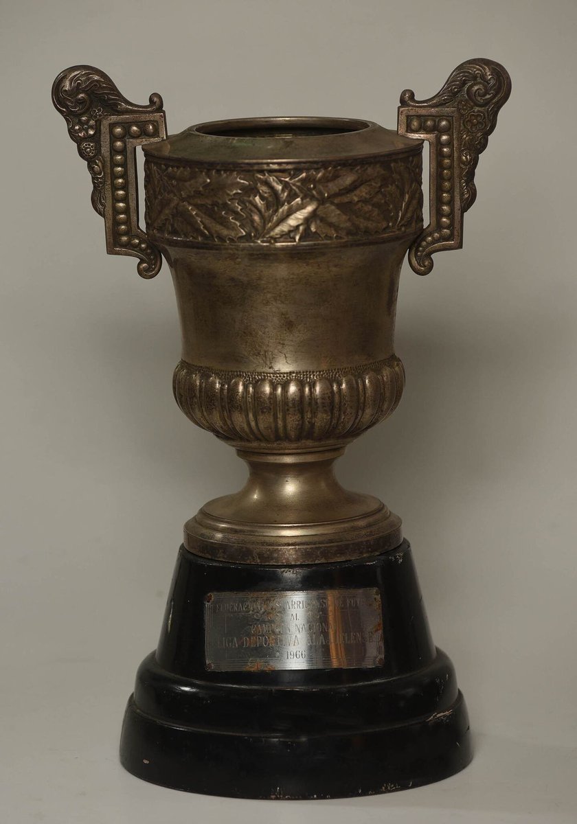 InforManuda's tweet image. El dato manudo del dia

Un día como hoy pero de 1967, se jugaba la primer final nacional entre Liga Deportiva Alajuelense y el Deportivo Saprissa

Esta final es ganada por el conjunto manudo con un global de 2-1, consiguiendo el decimo título nacional manudo ❤️🖤