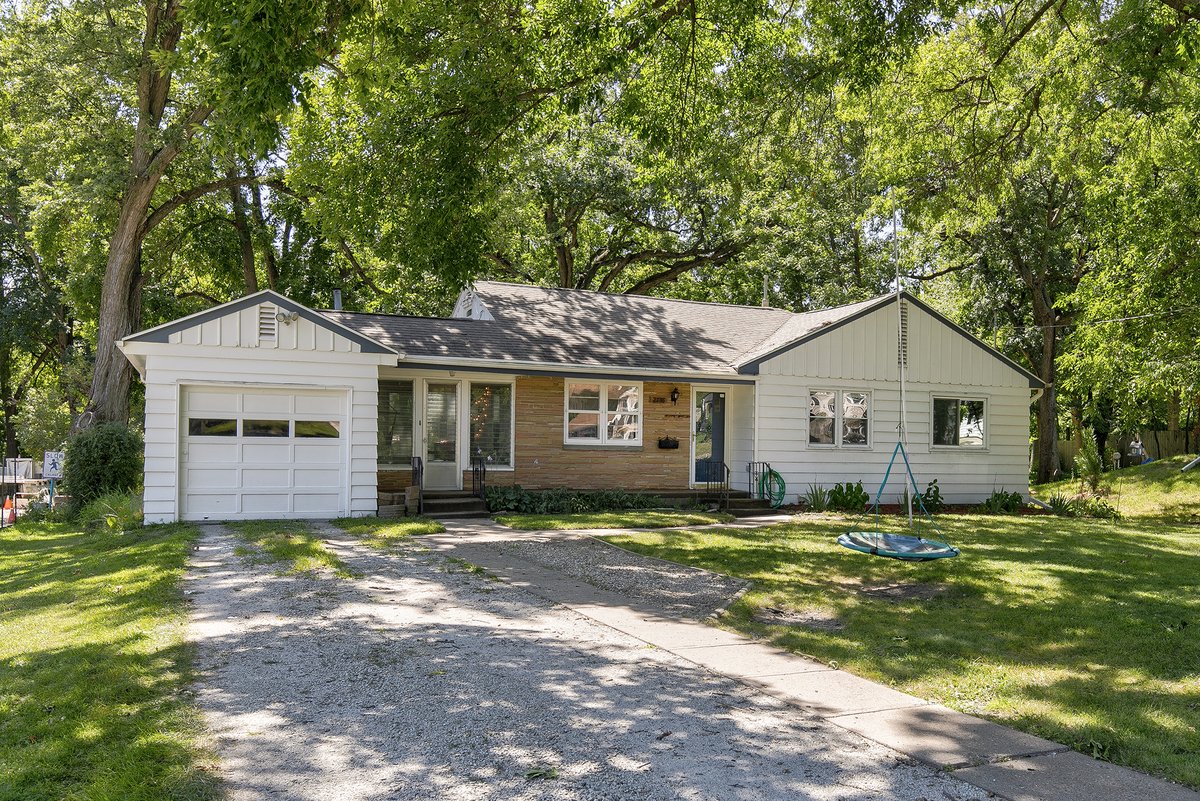 RudeRealty's tweet image. Check out this 3 bed, 1 bath home in Des Moines! 2736 Payne Rd is well laid out on the inside and has amazing yard space in both the front and the back! DM us to tour today! #desmoines #3bed #1bath