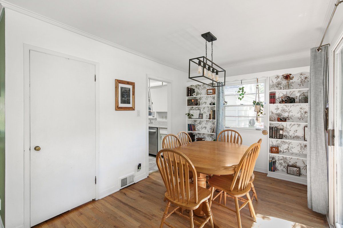 RudeRealty's tweet image. Check out this 3 bed, 1 bath home in Des Moines! 2736 Payne Rd is well laid out on the inside and has amazing yard space in both the front and the back! DM us to tour today! #desmoines #3bed #1bath