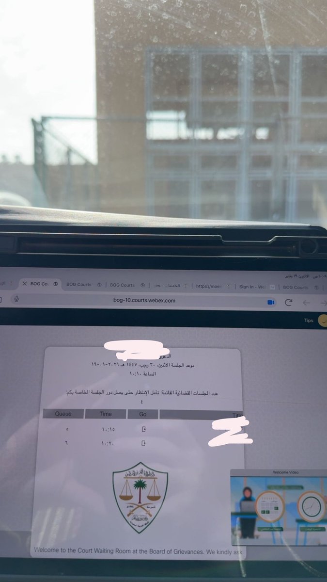 كسبت ثلاثة احكام وأنا في مواقف السيارات.

مررت بالأمس بتجربة جميله ولله الحمد، كان لدي موعد في المستشفى لا يحتمل التأجيل، وكان يتوافق هذا اليوم مع ثلاث جلسات متتاليه في القضاء الإداري لدى ديوان المظالم، وحيث تعارضت كذلك مع جلسات 
الزملاء المحامين في المكتب.

فاضطررت لتوصل إلى حل