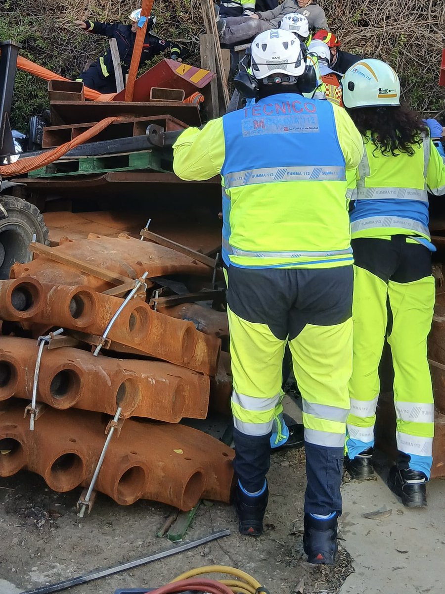 112cmadrid's tweet photo. Accidente laboral en 

📍#Algete. C/ Pelaya.

Hombre de 40 años atrapado por unos hierros. Rescatado por los #BomberosCM. Herido grave. 

#SUMMA112 estabiliza y traslada al hospital.

También interviene #PolicíaLocal y @guardiacivil https://t.co/lK9dwd9Hsy
