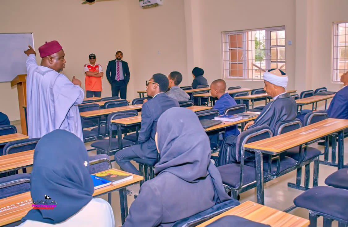MSIIEnthusiast's tweet image. HRH Emir of Kano Khalipha Dr Muhammadu Sanusi II PhD CON attend lecture as a 200-level student of Faculty of Law at Northwest University Kano. Today Tuesday 20th January 2026.

✊🏾👑😍🦚