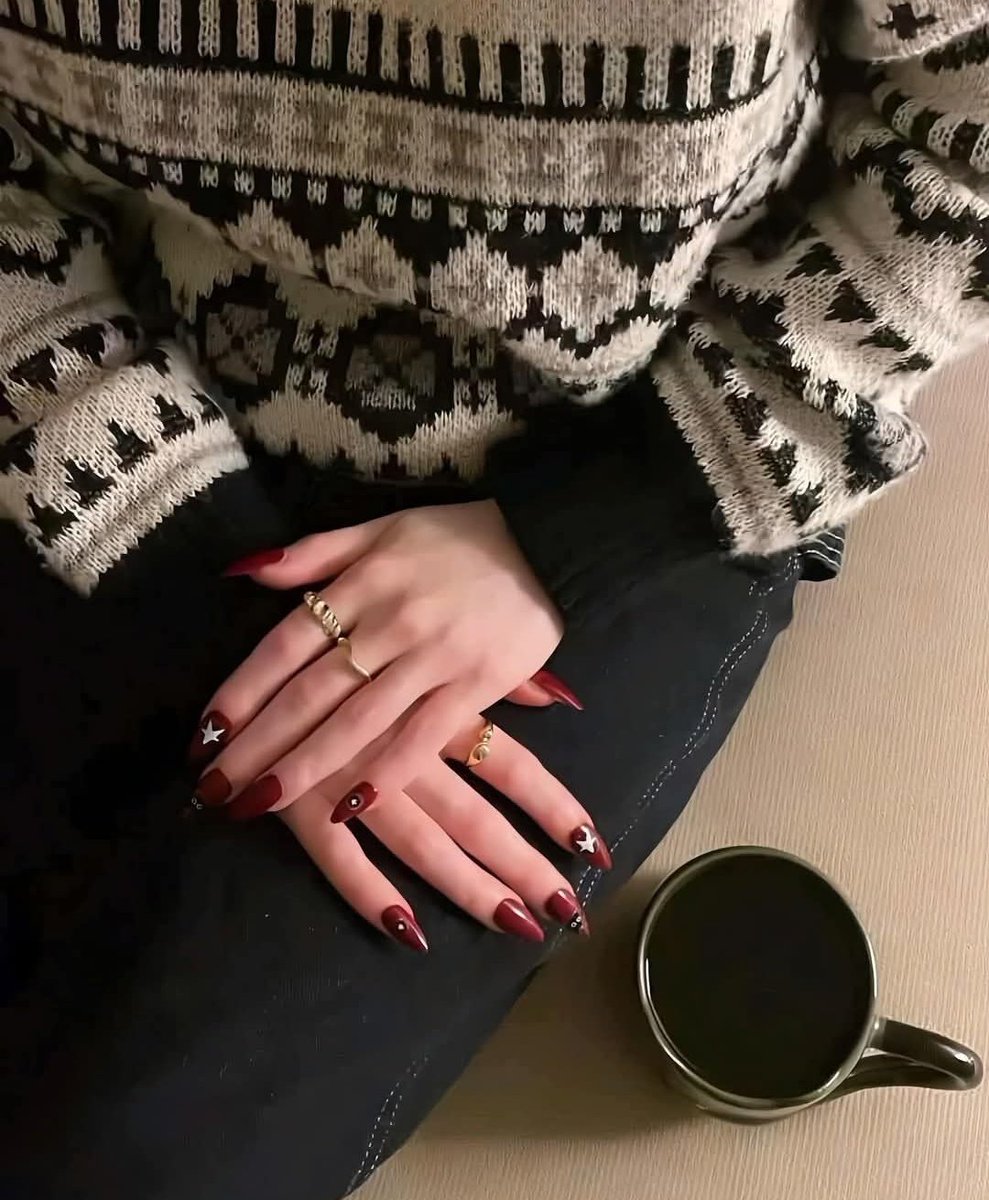 محتالة باحتراف  ،، 
تسرقك من جذورك وتقنعك أن الضياع معها انتصار  ....