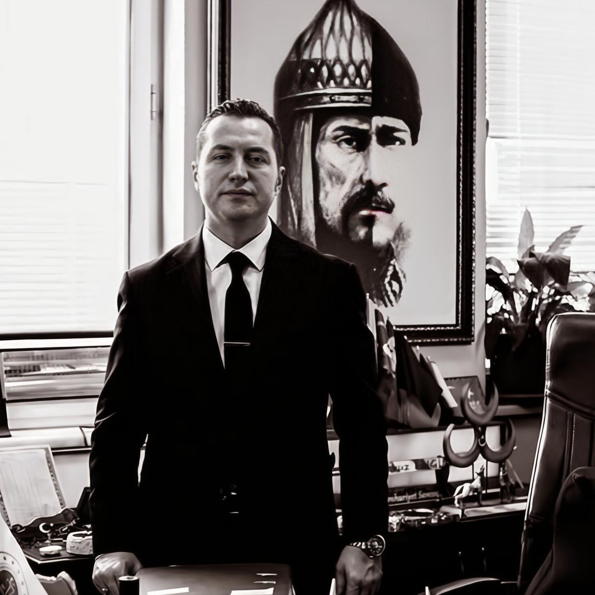 siyahsancakx's tweet photo. 🔵 Savcı Yavuz Engin:

"Bayraksızlar bayraksızlar,
Yere düşse bayrak sızlar,
Nerden bilsin kıymetini,
Soysuz sopsuz bayraksızlar!" https://t.co/MijhAMq6PZ
