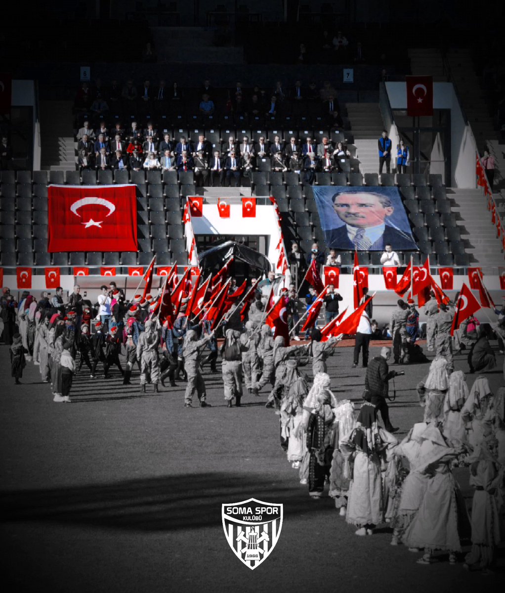 🇹🇷 Gölgende bana da, bana da yer ver.
Sabah olmasın, günler doğmasın ne çıkar:
Yurda ay yıldızının ışığı yeter.