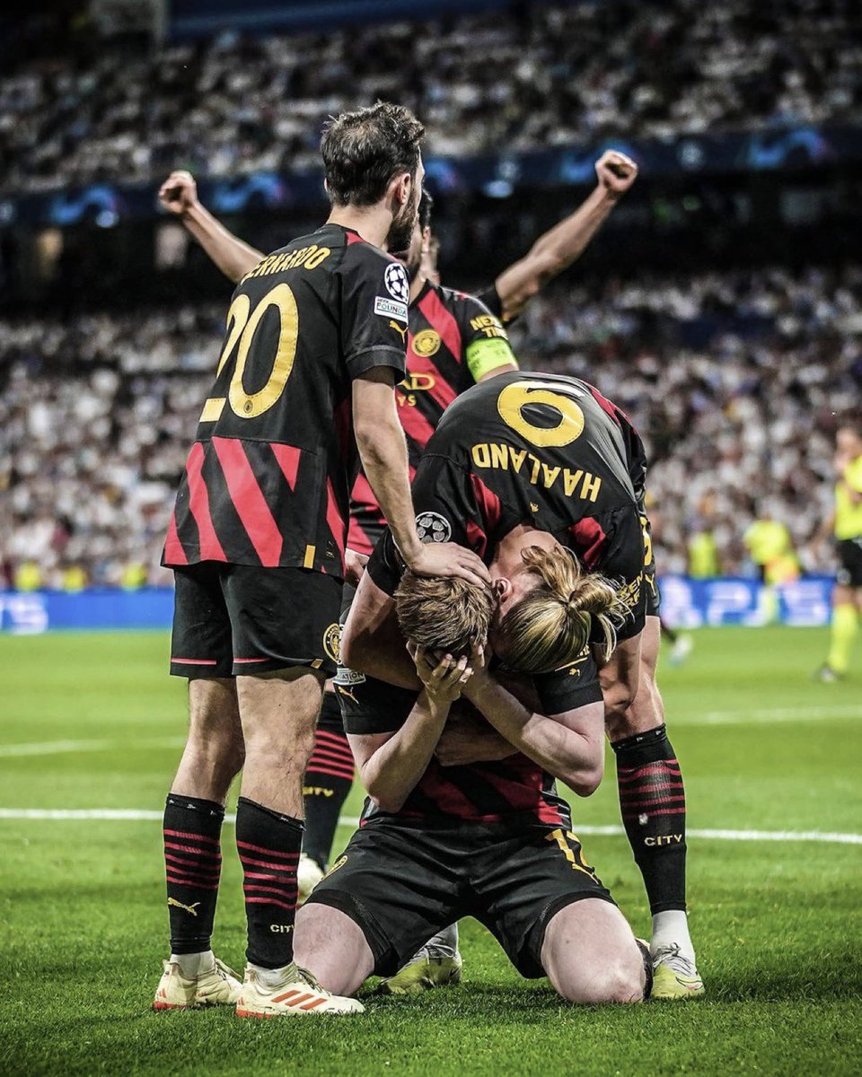 فقد شخصين من افراد عائلته بأسبوع
مصاب وخاطر بجسده لأجل الفريق

رغم ذلك تشوفه يلعب بكل روح وشخصية وماشتكى وقال نفسيته تعبانه ودروب..
ياليت بعض الرخوم يتعلمون القليل من شخصيته

ماراح تنجح حقبة الفريق الجديدة الا اذا كان شخصية عظيمة بالفريق مثل شخصيته