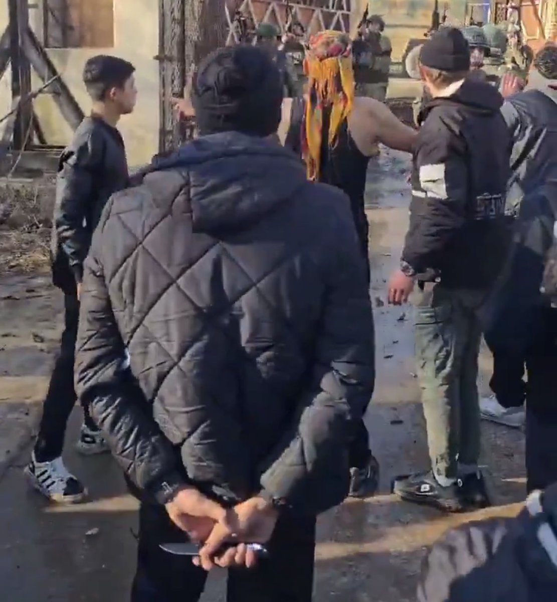 Askerin önüne dikilen kürt teröristlerden bir tanesi bıçağını hazırda tutuyor. Aklından geçeni tahmin edebiliyorum, ama cesaret edememiş belli. 

Etseydi de zaten mağdur olan onlar olacaktı. Faşist Türkler masum kürt sivillere silah açtı olacaktı adı.