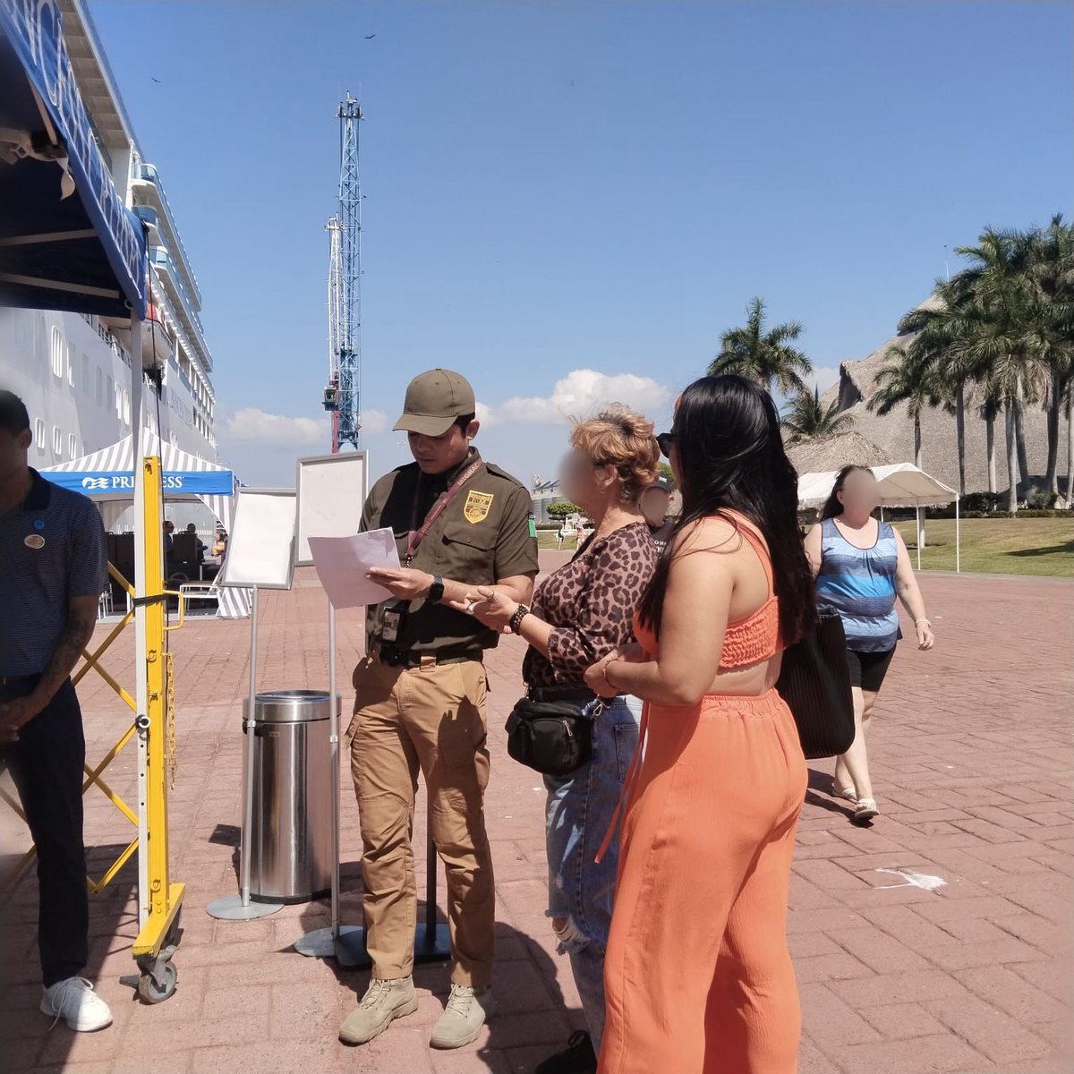 INAMI_mx's tweet photo. Como parte de nuestra labor en garantizar una gestión migratoria eficiente, el @INAMI_mx en #Chiapas coordinó el ingreso de 2 mil 777 personas a bordo del crucero CORAL PRINCESS. 🚢
En un esfuerzo de colaboración interinstitucional con autoridades de #UNAPROP, @AduanasMx, Salubridad, Agencia Consignataria y Sanidad Agropecuaria, nuestro personal agilizó los protocolos de revisión y servicios migratorios para 2 mil 754 extranjeros de diversas nacionalidades y 23 mexicanos. 🛂
En el #INM, trabajamos diariamente por una #MovilidadHumana segura, ordenada y regular. 🤝