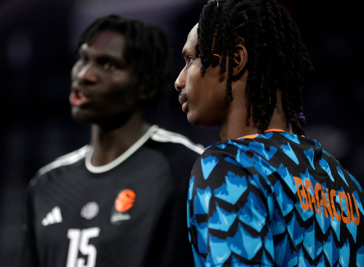 valenciabasket's tweet photo. ⚽ Lo típico que te juntas a hablar con un colega de Senegal para celebrar que acabas de proclamarte campeón de la Copa de África, ¿eh @brancoupapi99? https://t.co/Qhv2l2hLZx