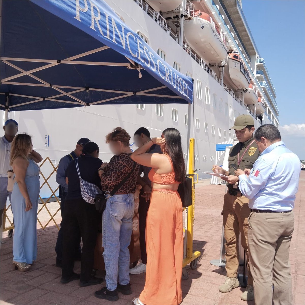 INAMI_mx's tweet photo. Como parte de nuestra labor en garantizar una gestión migratoria eficiente, el @INAMI_mx en #Chiapas coordinó el ingreso de 2 mil 777 personas a bordo del crucero CORAL PRINCESS. 🚢
En un esfuerzo de colaboración interinstitucional con autoridades de #UNAPROP, @AduanasMx, Salubridad, Agencia Consignataria y Sanidad Agropecuaria, nuestro personal agilizó los protocolos de revisión y servicios migratorios para 2 mil 754 extranjeros de diversas nacionalidades y 23 mexicanos. 🛂
En el #INM, trabajamos diariamente por una #MovilidadHumana segura, ordenada y regular. 🤝