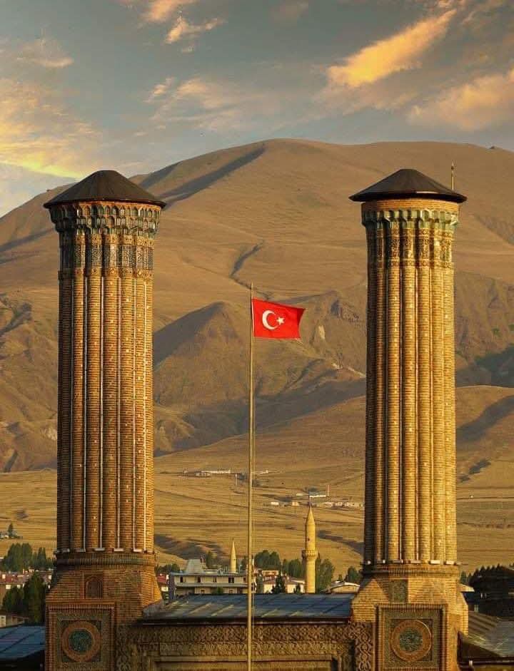 Bu Albayrak, bu Hilal, dosta güven, düşmana hüzün. 
Doya doya bak ki aydınlık olsun iki gözün. 
Bu Albayrak, bu Hilal, dosta güven, düşmana hüzün. 
Severek yaşa ki, huzur bulsun, kalbin, özün.

Kitapçıbaba