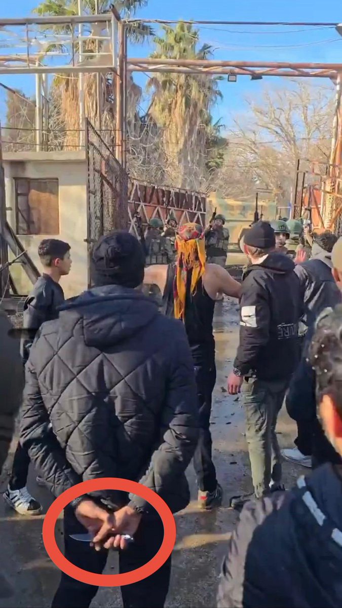 Fotoğraf Nusaybin’den..

Türk bayrağına saldıran alçağın elindeki bıçağa dikkat ..

Provakatörler istim üzerinde. Oyuna gelmemek lazım ..