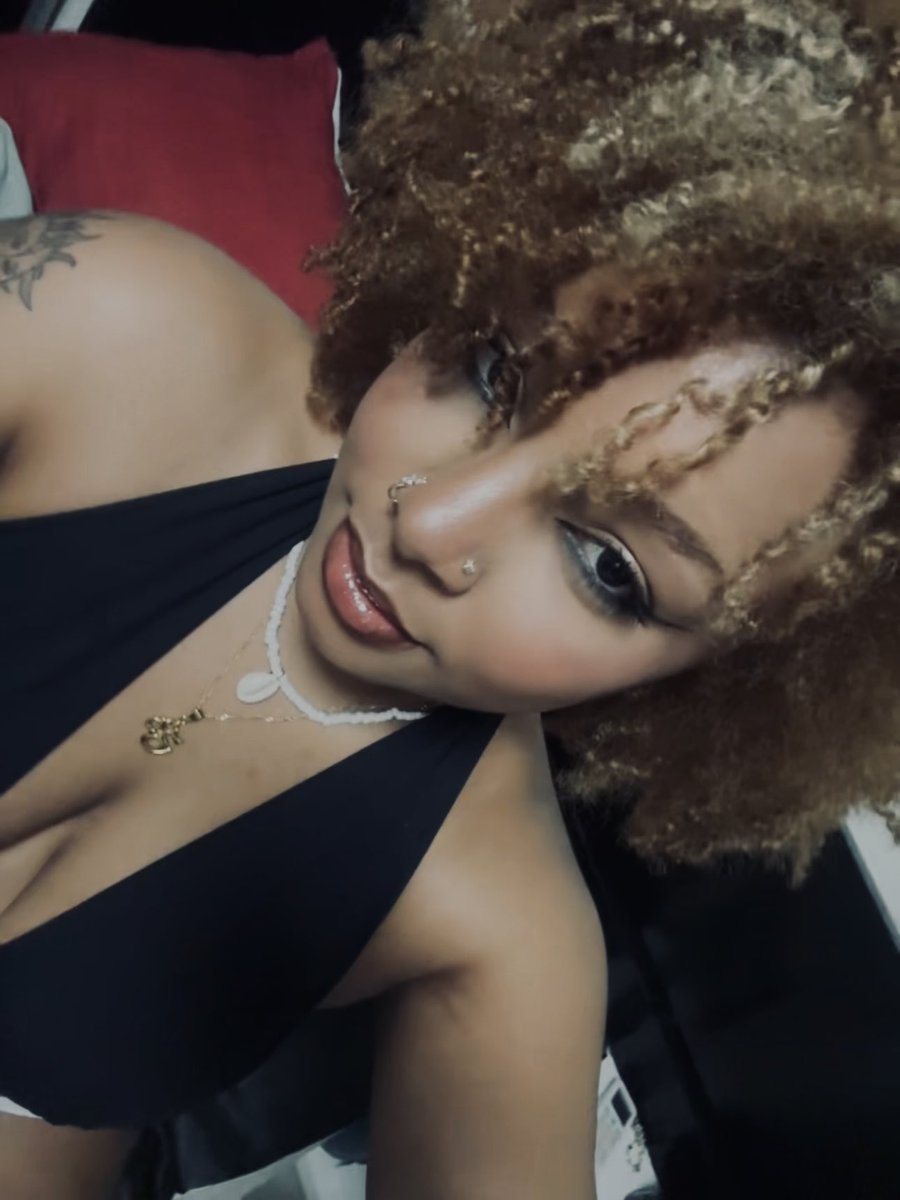 maglua_'s tweet image. neguinha quente 🍯