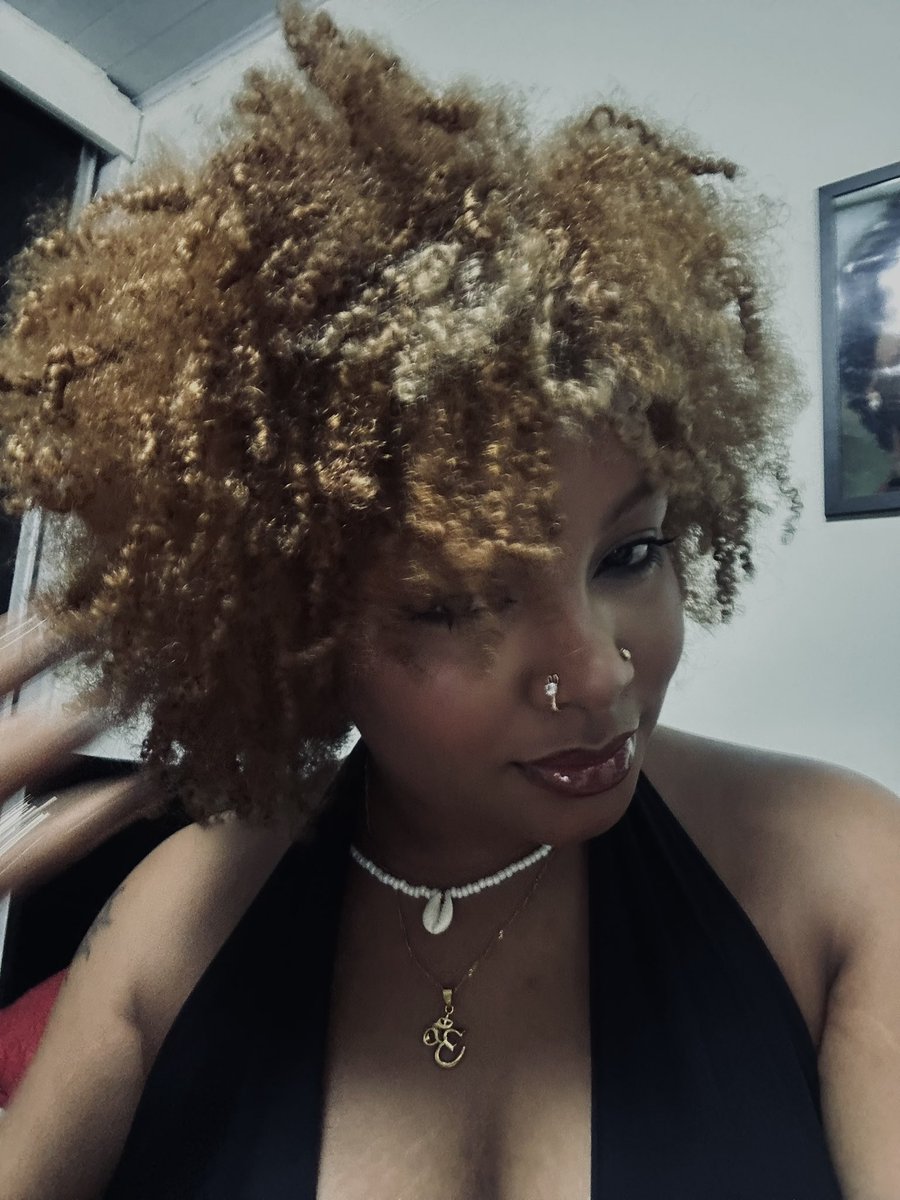 maglua_'s tweet image. neguinha quente 🍯