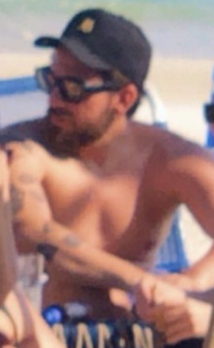 redomiotinho's tweet image. enquanto as doentes latem nessa rede… meu querido está curtindo um descanso merecido nos Estados Unidos na sua nova mansão em Orlando 🫠