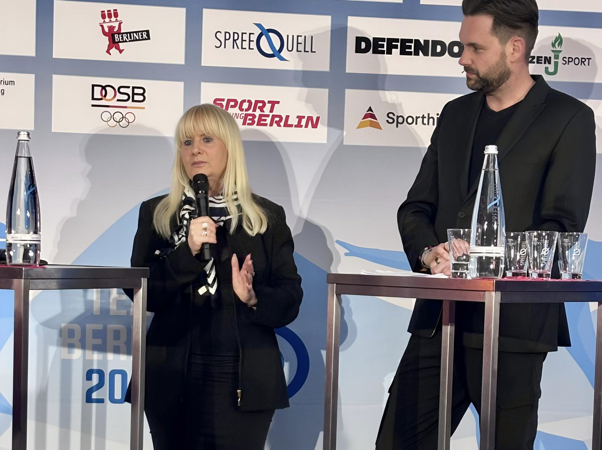 Innensenatorin's tweet photo. Unser #TeamBerlin für die Winterspiele @milanocortina26! 🏅❄️
Das Land Berlin veranstaltet heute die offizielle Verabschiedungszeremonie für die Berliner Athletinnen und Athleten bei den olympischen und paralympischen Spielen 2026 in Italien.
👉 Im Mittelpunkt des Abends im Max-Liebermann-Haus steht unter anderem Celina Haider von den Eisbären Juniors Berlin. Celina hat Schritt für Schritt einen beeindruckenden Weg zurückgelegt: vom Berliner Nachwuchs, über die Jugendmannschaft der Eisbären Berlin, bis in den Kreis der olympischen Teilnehmerinnen – auf die größte Bühne des Wintersports.
❄️⛸️ Wir drücken allen Berliner Athletinnen und Athleten fest die Daumen.
Sportsenatorin Iris Spranger:
„Ganz Berlin fiebert mit unseren Athletinnen und Athleten bei den Winterspielen 2026. Wir sind stolz auf deren Leistungen und wünschen ihnen die Kraft, ihre Träume mit Disziplin und Mut Wirklichkeit werden zu lassen. Für uns sind sie jetzt schon Gewinnerinnen und Gewinner.“ ✨
Wir wünschen unserem #TeamBerlin viel Erfolg bei den Spielen #MilanoCortina2026 vom 6. Bis 22. Februar in Italien:
🏒Eishockey / Frauen
- Franziska Feldmeier
- Mathilda Heine
🏒Eishockey / Herren
- Jonas Mülller
- Frederik Tiffels
- Kai Wissmann
- Korbinian Geibel
⛸️ Eiskunstlauf
- Minerva Fabienne Hase
- Annika Hocke
- Robert Kunkel
- Nikita Volodin
🏒Para-Eishockey
- Leopold Reimann
