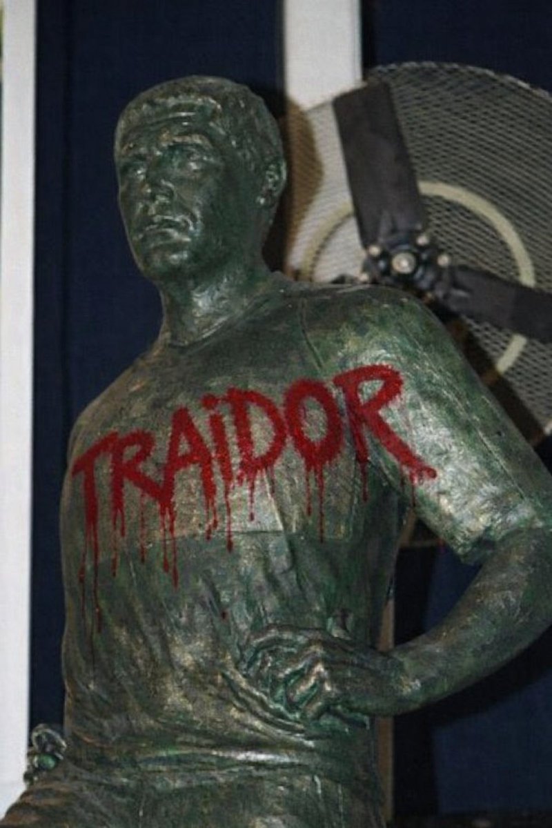 En campaña prometió ampliar La Bombonera: Mintió

En campaña prometió sacar El Filtro: Mintió

En campaña prometió Refuerzos a la altura: Mintió

En campaña prometió sacar la Politica del Club: Mintió

En campaña prometió respetar al Hincha: Mintió

Riquelme TRAICIONÓ a Boca.