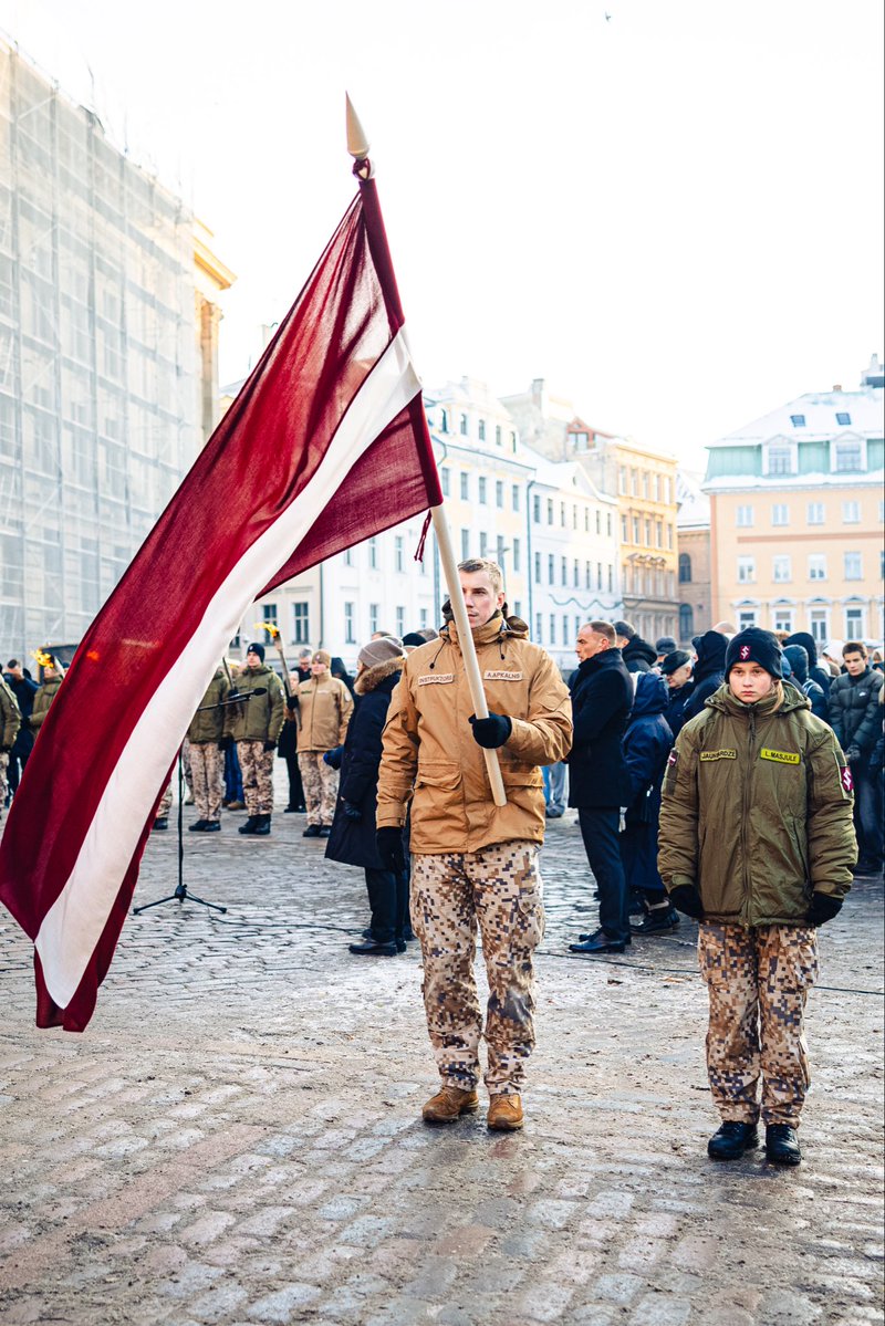 🇱🇻 #barikādēm35
Šodien atceramies 1991. gada barikāžu laiku - dienas, kad Latvijas sabiedrība apliecināja drosmi un nelokāmu apņēmību aizstāvēt demokrātiju un neatkarīgas valsts nākotni.

Barikāžu piemiņai Doma laukumā tika iedegts ugunskurs, savukārt NBS vadība kopā ar citām