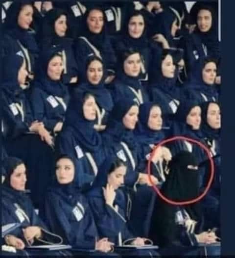 دخل الدكتور إلى قاعة الدراسة فرأي كل الطالبات غير محجبات إلا طالبه واحده ترتدي النقاب فقال لها : طبعاً أنتي غير واثقة من نفسك مثل زميلاتك

فقالت : بالعكس أنا أرتدي النقاب لأنني الوحيدة التي اعتبرتك رجلاً