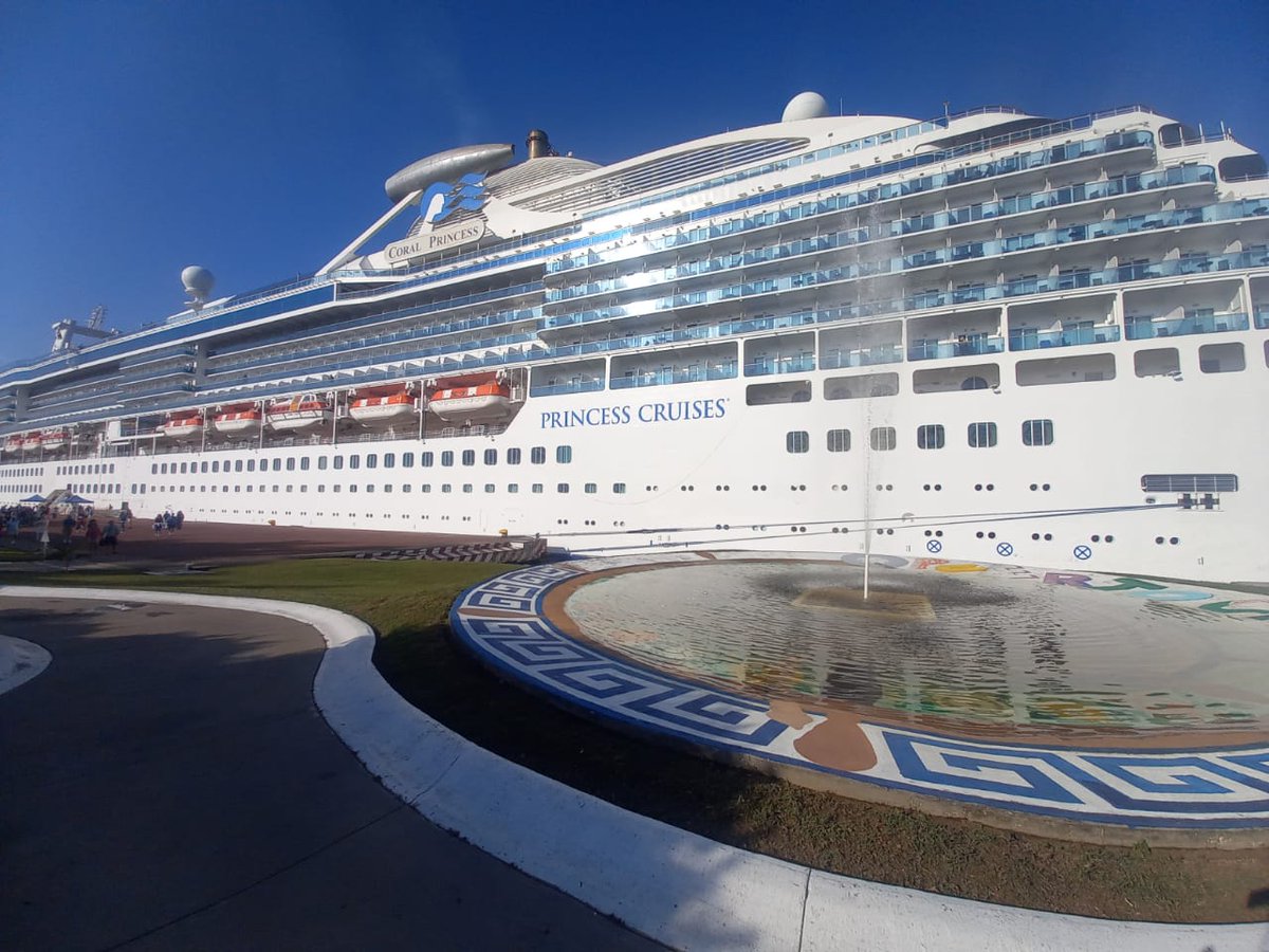 INAMI_mx's tweet photo. Como parte de nuestra labor en garantizar una gestión migratoria eficiente, el @INAMI_mx en #Chiapas coordinó el ingreso de 2 mil 777 personas a bordo del crucero CORAL PRINCESS. 🚢
En un esfuerzo de colaboración interinstitucional con autoridades de #UNAPROP, @AduanasMx, Salubridad, Agencia Consignataria y Sanidad Agropecuaria, nuestro personal agilizó los protocolos de revisión y servicios migratorios para 2 mil 754 extranjeros de diversas nacionalidades y 23 mexicanos. 🛂
En el #INM, trabajamos diariamente por una #MovilidadHumana segura, ordenada y regular. 🤝