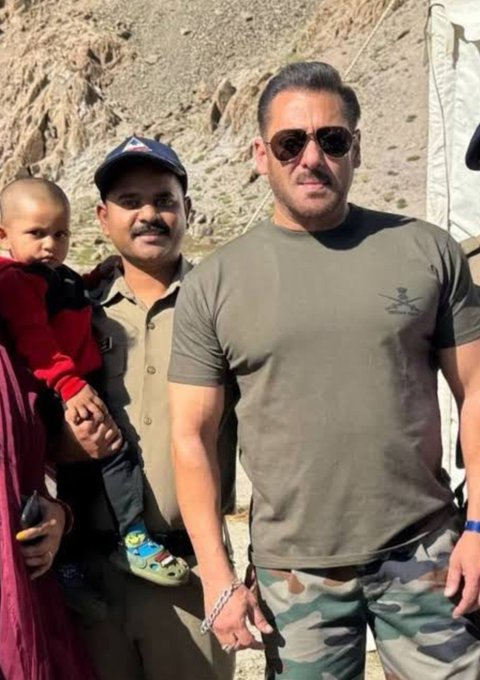 Cinema_Decoded's tweet photo. Shooting #BattleOfGalwan was nothing short of a survival test 🏔️🔥

Actor #Vipin reveals they filmed amid floods, red alerts &amp; zero network. Director #ApoorvaLakhia even scouted risky terrains solo—and leapt from a flight with the camera! 😳

With this grit and #SalmanKhan power. https://t.co/6rlDg3Mc0q