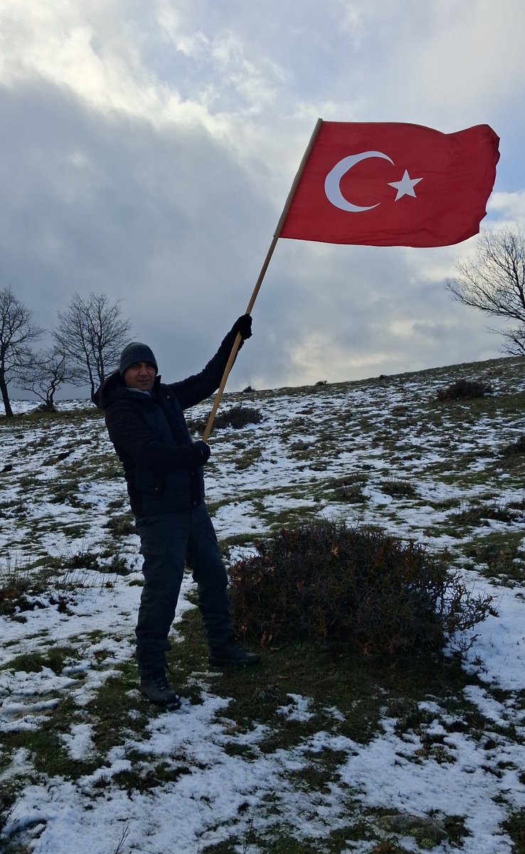 BAYRAĞIM ❤️
Ey mavi göklerin beyaz ve kızıl süsü,
Kız kardeşimin gelinliği, şehidimin son örtüsü,
Işık ışık, dalga dalga bayrağım!
Senin destanını okudum, senin destanını yazacağım.
Sana benim gözümle bakmayanın
Mezarını kazacağım.
Seni selâmlamadan uçan kuşun
Yuvasını bozacağım.