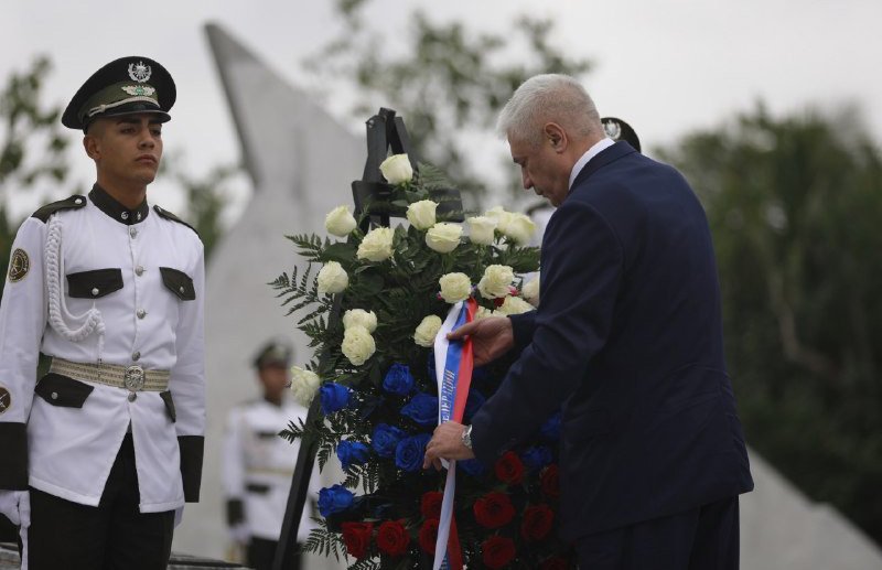 minint_cuba's tweet photo. Vladimir Alexandrovich Kolokoltsev, ministro del Interior de #Rusia, rindió honores a los soldados internacionalistas soviéticos que brindaron su cooperación a #Cuba con la colocación de una ofrenda floral en el mausoleo dedicado a estos combatientes. https://t.co/M5jSW5F3Sr