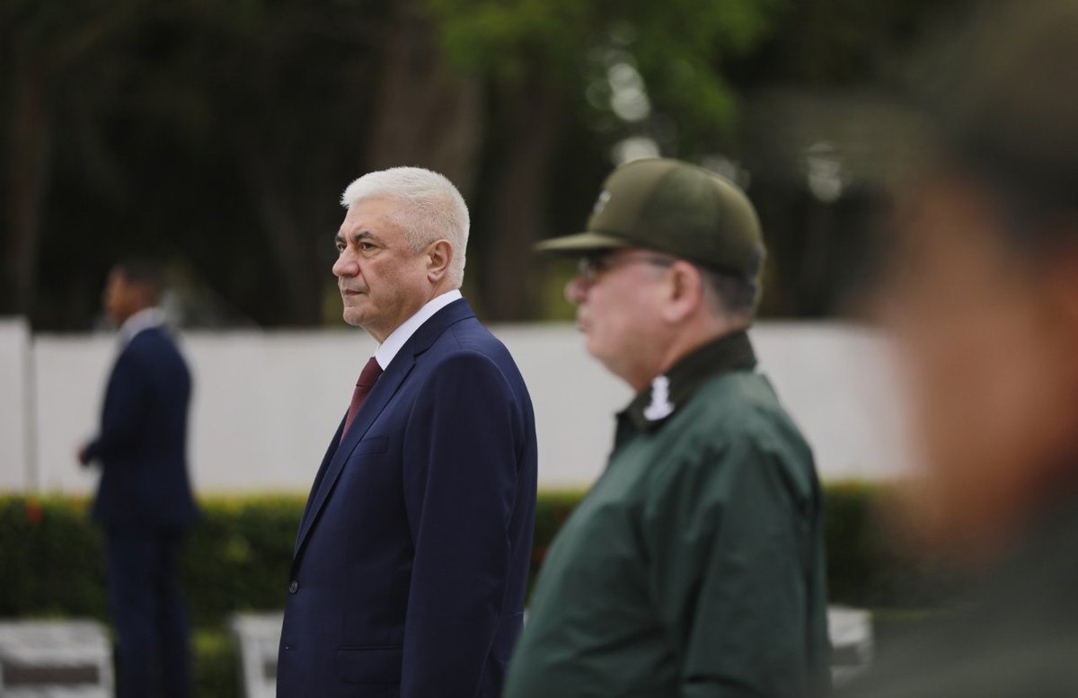 minint_cuba's tweet photo. Vladimir Alexandrovich Kolokoltsev, ministro del Interior de #Rusia, rindió honores a los soldados internacionalistas soviéticos que brindaron su cooperación a #Cuba con la colocación de una ofrenda floral en el mausoleo dedicado a estos combatientes. https://t.co/M5jSW5F3Sr
