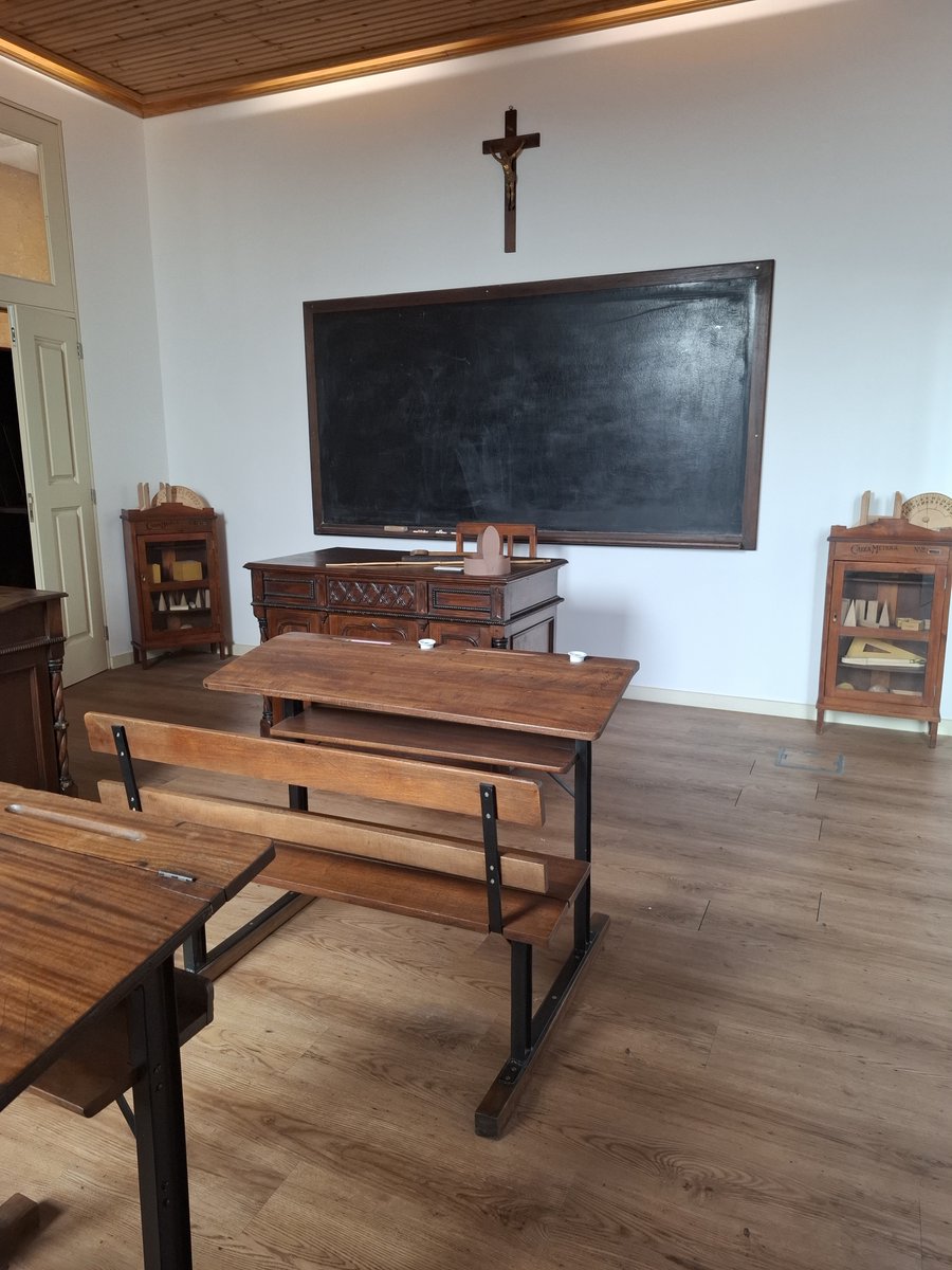 🎒📚 Sabia que em Silvares S. Martinho existe uma sala de aula de 1892 intacta?
A Camões TV Plus visitou a Escola Deolinda Leite, agora Museu da Educação, e descobriu a história do ensino em Portugal entre mapas, carteiras e o quadro de giz.
🎥 Reportagem completa em breve!