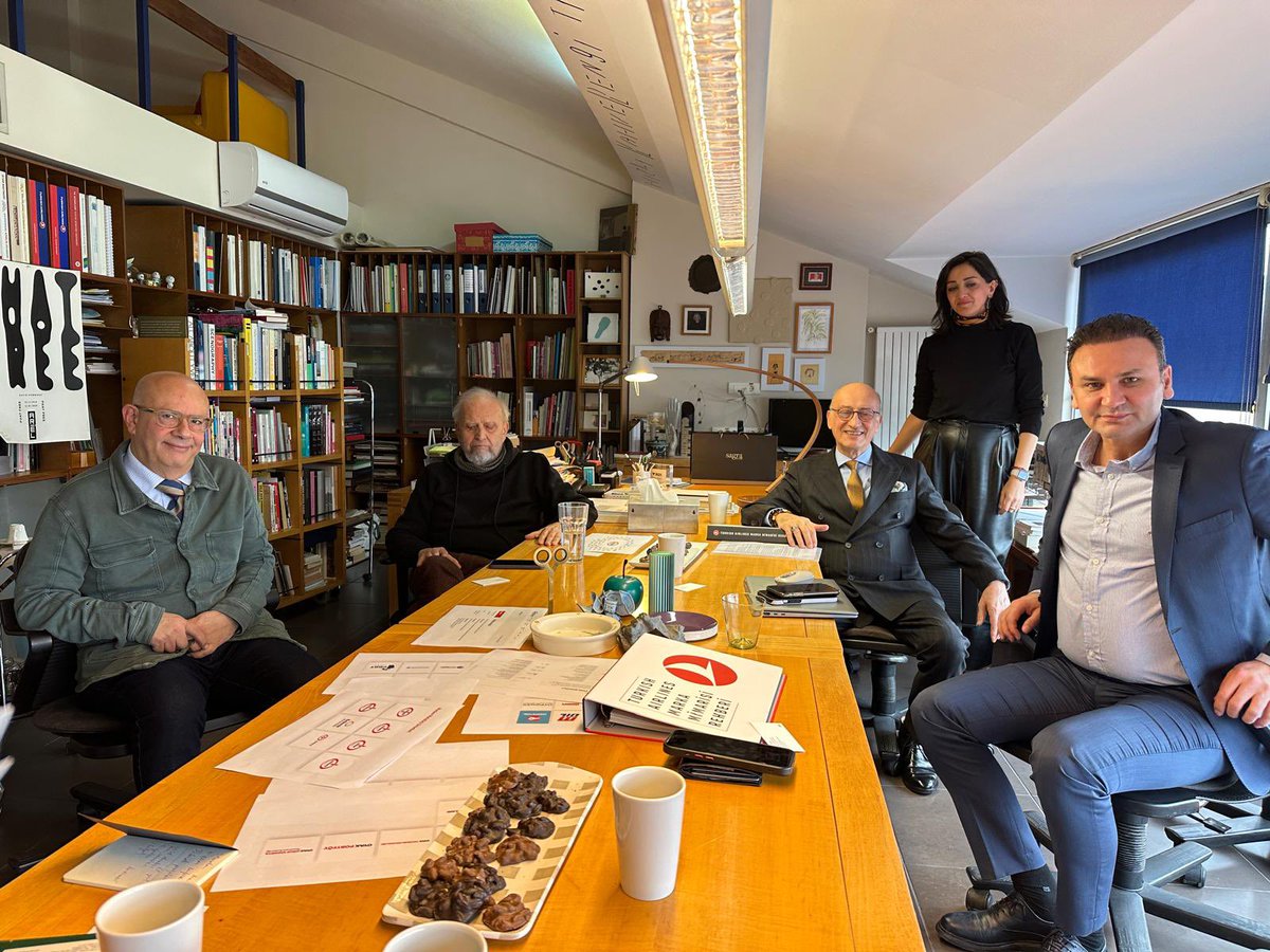 omersenguler's tweet image. Bülent Erkmen, marka kimliği geliştirme, marka konumlandırması, logo ve kurumsal kimlik geliştirme konularında bir otoritedir, Türkiye’nin gururudur.

Bugün kendisini ziyaretimizden, sohbetinden, sorularından ve yönlendirmelerinden çok feyiz aldık.
Bülent Erkmen Beyefendi ve…