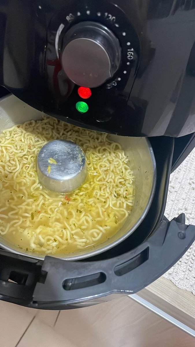 glcne_'s tweet image. cansado de aomossa Miojo td dia Meu deus