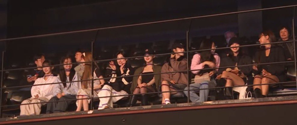 Vincemagicxxx's tweet image. This being the only time since they left bbc that they got together… and it was for chuu’s debut showcase 🥺🥺 loona come home we need you