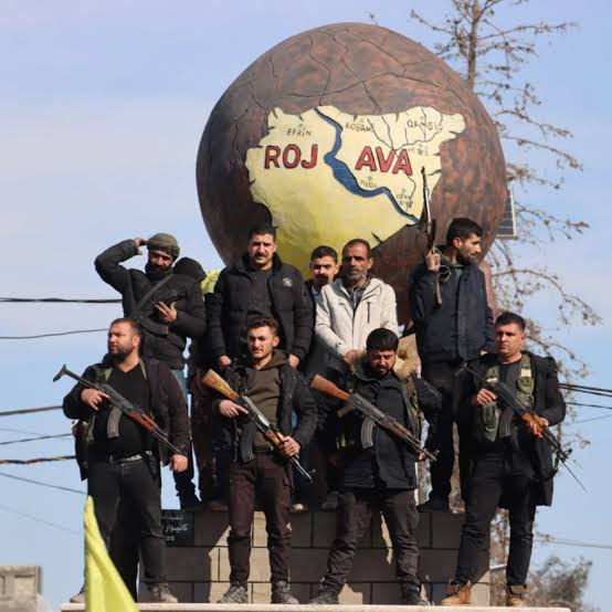 IŞİD Artığı HTŞ Çeteleri Kürt Halkına Katliam Yapıyor.!

IŞİD barbarlığına karşı tüm Dünya Halklarının onuru için savaşan ve kazanan Kürt halkı, bugün HTŞ çetelerinin saldırısıyla karşı karşıyadır. ABD - İngiliz Emperyalizminin desteğiyle ve İsrail denetimiyle yürütülen bu