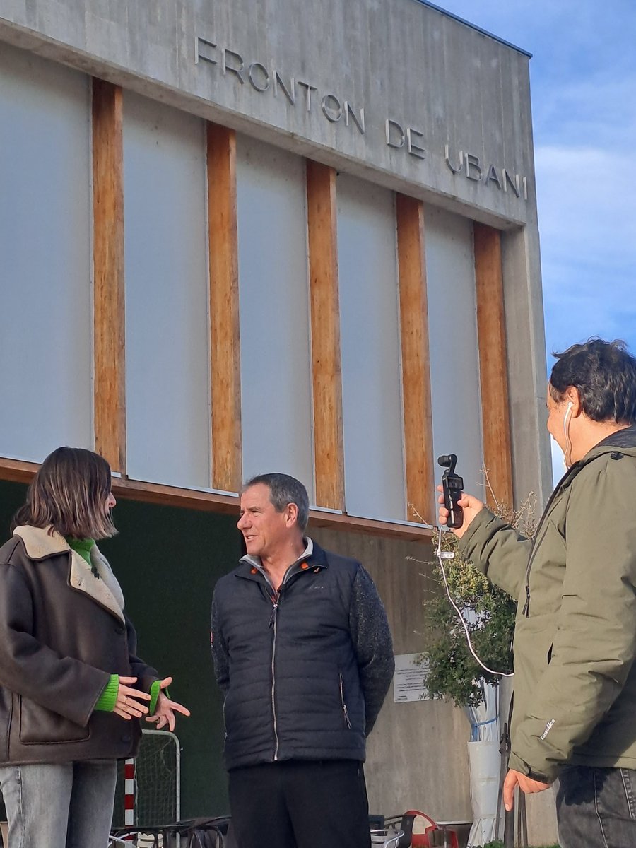 elsabaiao's tweet photo. Hoy hemos estado grabando con ETB un programa ("Navarra hoy") sobre el municipio de Zabalza con motivo de la celebración el próximo sábado de la fiesta del Rey de la Faba en la iglesia de Arraiza. Se emitirá el viernes a las 20'10.
@reydelafaba https://t.co/rvidtNopBQ