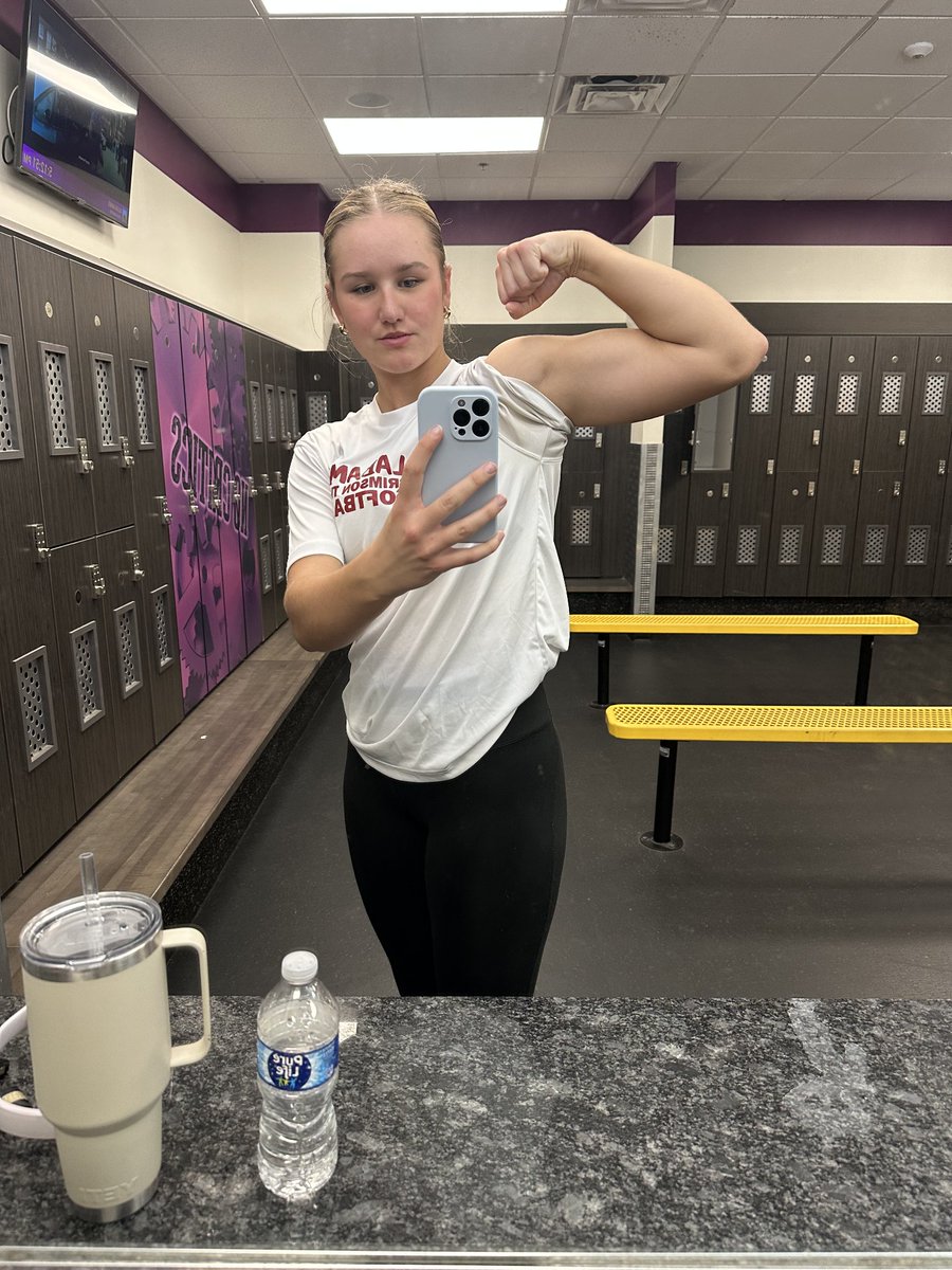 PeytonWendorf27's tweet photo. 💪🏽Strong > Skinny 
MASS = GAS ⛽️ 
#letswork #musclemass #27grad #junioryear #gains #pitcher 

@PlanetFitness @Softball_Page
@adamarbour @ChristieNovatin @MackPuck01 @chris_stelma @e_newellcoach @NateTompkins @DaynaCarter5 @D1Softball @AMGold27Wicks https://t.co/6Db52nAHSD