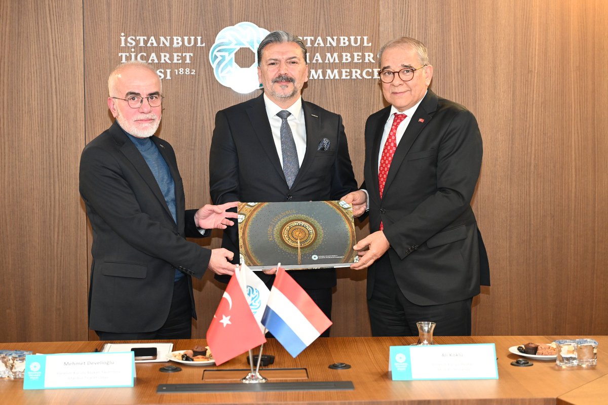 itokurumsal's tweet photo. İstanbul Ticaret Odası Başkan Yardımcısı Mehmet Develioğlu, MÜSİAD Nederland Yönetim Kurulu Başkanı Ali Köklü ve Yönetim Kurulu Üyelerini İTO’da konuk etti.

Görüşmede, iki ülke arasında ticari işbirliğinin artırılması, yeni iş bağlantılarının oluşturulması ve firmalar arası etkileşimin güçlendirilmesi konuları ele alındı.

İTO Genel Sekreteri Prof. Dr. Nihat Alayoğlu, Oda’nın genel çalışmaları, iştirakleri ile fuar ve ticaret heyeti organizasyonları hakkında bilgi verdi.

MÜSİAD Hollanda heyeti de, Avrupa’daki Türk iş insanlarının faaliyetleri hakkında bilgi paylaştı.
