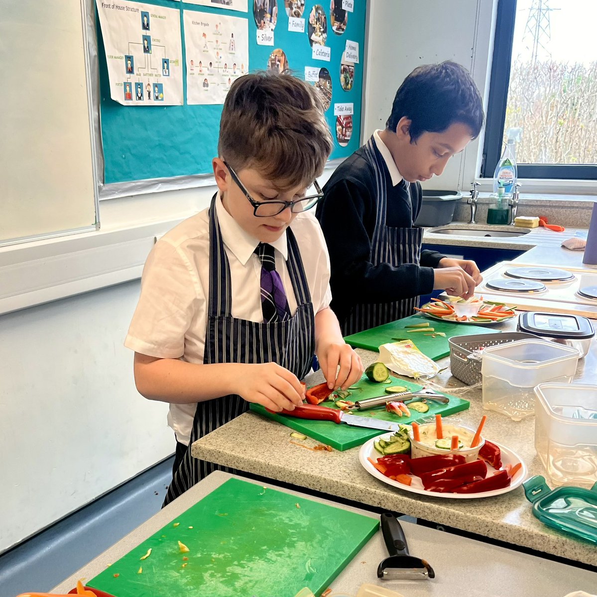 OrielHighSchool's tweet photo. Lovely to watch this great bunch at work this morning in FT1 making crudités and a whole range of different dips! 💜🥕🫑🌶️💜 #MasterChefs #Healthy #Tasty #CulinarySkills https://t.co/BHb3Q4W7FU