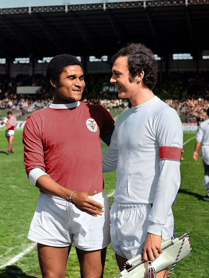 ExtremeFootbal4's tweet photo. Eusébio and Beckenbauer in a Benfica vs. Bayern Munich friendly, 1972. https://t.co/ddFOtWpGjc