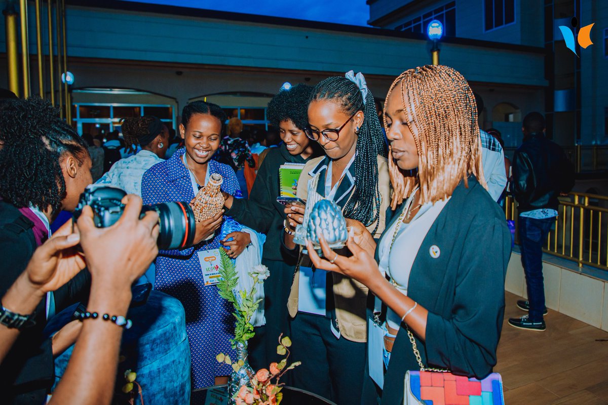 These are plastic and worm waste, recycled into art objects... are you interested in learning how to do it?😉 Just tell us