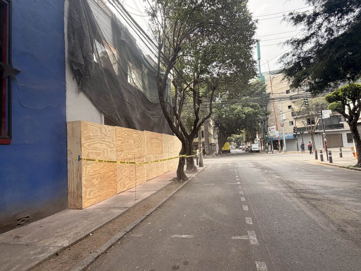salazarsandra's tweet photo. @BJAlcaldia @LuisMendozaBJ cuando se inicia una obra y se bloquea el paso en la banqueta, ¿no está obligada la constructora a garantizar un espacio para que los peatones pasen de forma segura? Ojo con esa obra en la #Napoles en Nueva York y Texas https://t.co/8Emc2kmYpb
