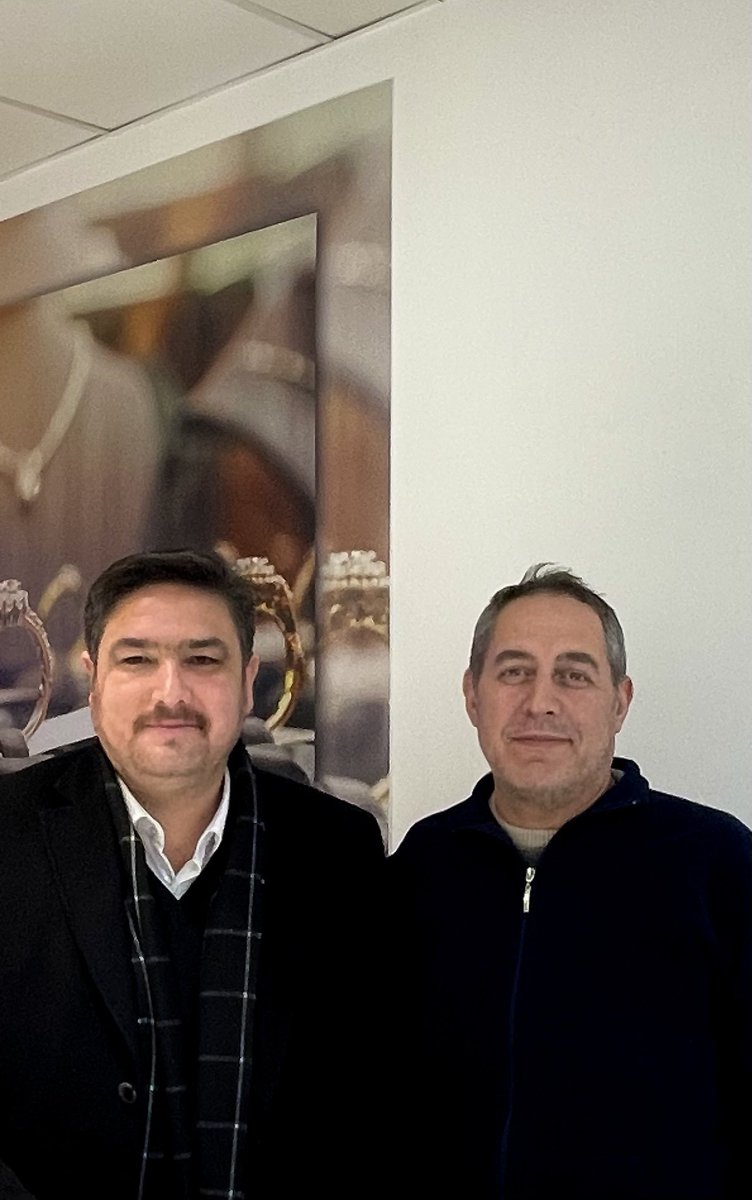 Ümraniyemizin kuyumcu esnaflarından değerli dostum sn. Yusuf Taşkent ağabeyime konuk oldum. 

Nazik misafirperverliği ve hoş sohbeti için çok teşekkür ediyorum.