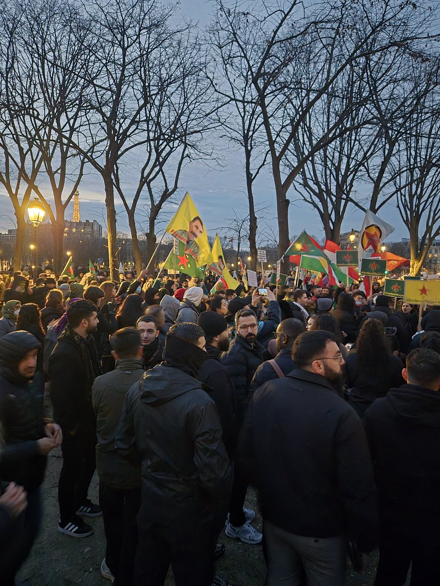 HadrienClouet's tweet photo. Mobilisation #kurde pour le Rojava à #Paris !

Jolani veut abolir l'expérience communaliste et féministe du #Rojava, Erdoğan veut exterminer les Kurdes, #Daesh relève la tête, #Trump pactise avec Damas : les Insoumis demandent une force internationale d'interposition ! https://t.co/SjXKavG7ag